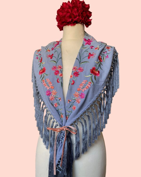 MANTÓN BORDADO CLAVEL AZUL CENIZA - Imagen 2